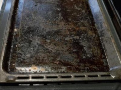 Con solo 4 ingredientes, la mezcla infalible para quitarle la grasa a tus bandejas del horno