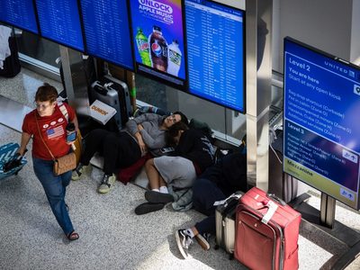 Viajeros padecen otro día de vuelos demorados o cancelados pese a mejor clima en EU