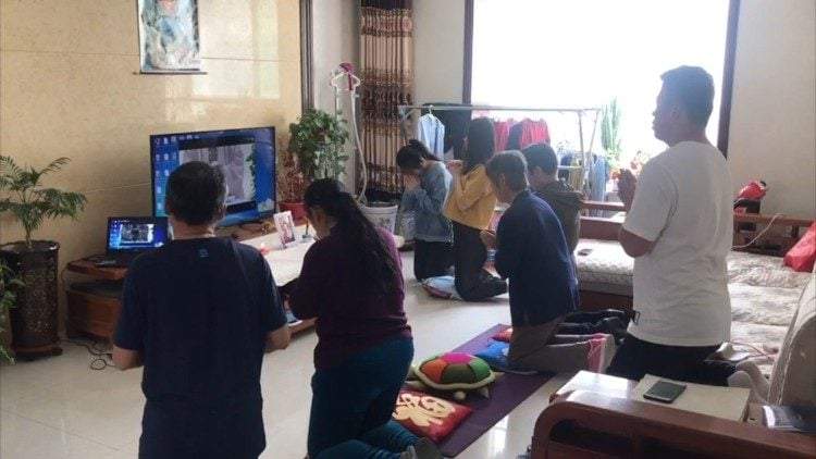 Católicos chinos en oración durante una misa presidida por el Papa Francisco en Santa Marta, transmitida en streamig