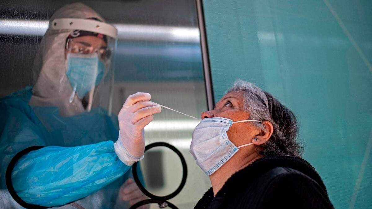 La tasa de positividad en Chile se mantiene en un 4,7%. Fuente: (Twitter)