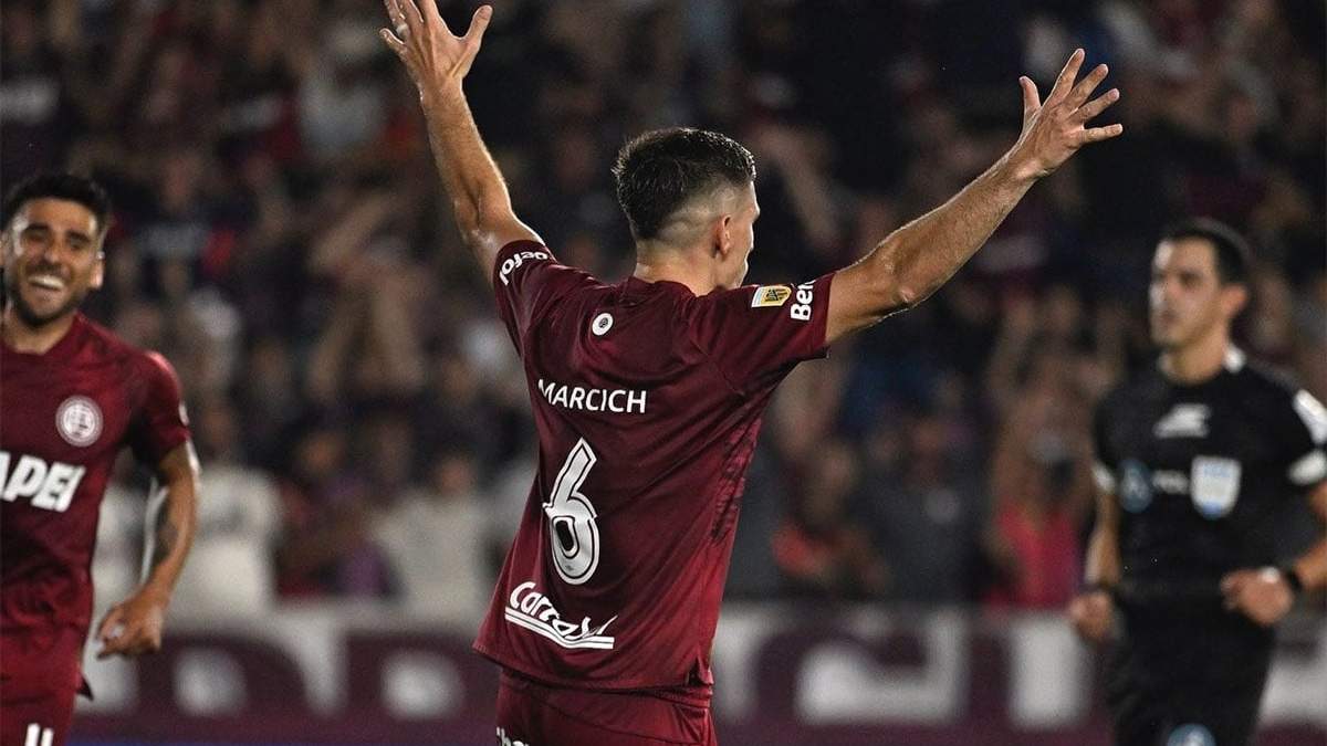 Sasha Marcich levanta las manos incrédulo por su gol.
