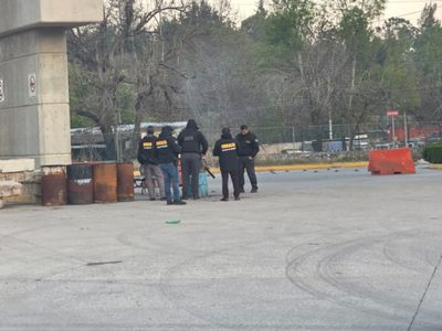 Operativo en planta de Cruz Azul: lanzan explosivo contra reportera y policías agreden a comunicador