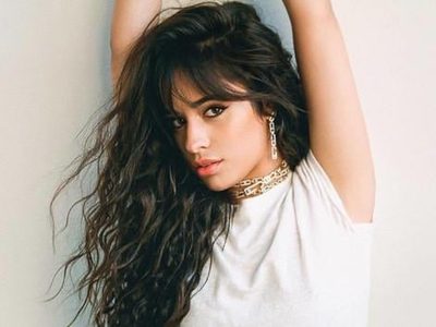¡Se transparenta todo! Camila Cabello es captada en el mar cuando menos se lo esperaba