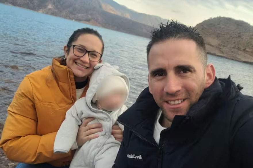Nahuel Gallo, su pareja y su hijo que tiene apenas 2 años y durante 1 no pudo estar con su padre