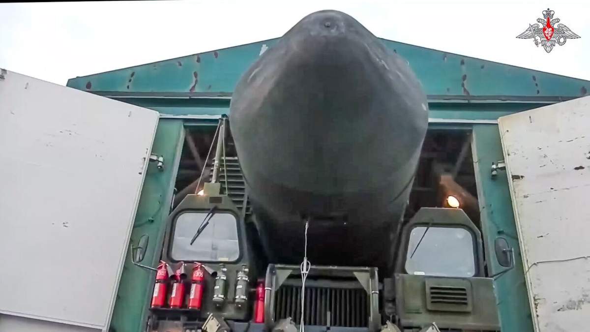 En esta imagen proporcionada por el servicio de prensa del Ministerio ruso de Defensa el miércoles 29 de marzo de 2023, un lanzamisiles Yars de las fuerzas armadas rusas es sacado de un refugio en un lugar de Rusia no revelado. El ejército ruso realizó maniobras de sus fuerzas de misiles estratégicos el miércoles y desplegó lanzadores móviles en Siberia en una demostración de la enorme capacidad nuclear del país mientras continuaban los combates en Ucrania