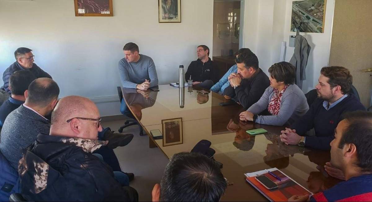 Representantes de las comunidades de Aluminé y Pehuenia reunidos con autoridades de Vialidad. Fuente: (Neuquén Gobierno)