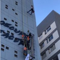 Falla andamio y tres trabajadores quedan colgando (Video)