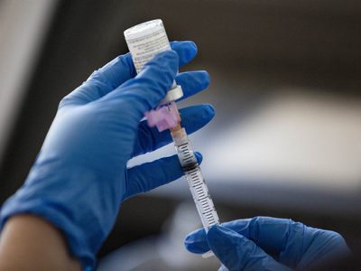 Vacunación contra el coronavirus: ya se pueden inscribir las personas de 50 años