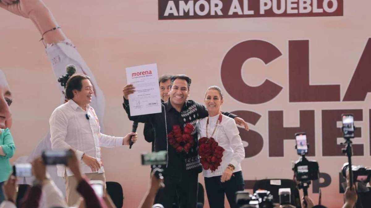 Sheinbaum le entregó a Eduardo Ramírez Aguilar la constancia que lo acredita oficialmente como el Coordinador Estatal de Defensa de la Cuarta Transformación