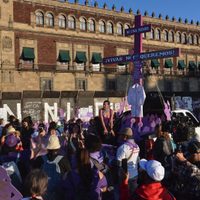 Miles de mujeres inundan el Zócalo de la Ciudad de México