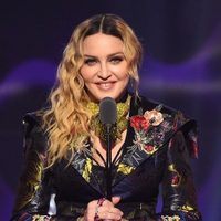 ¡Hace malabares en la cocina! Así entretiene Madonna a sus hijos durante la cuarentena