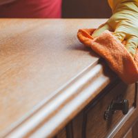 Con solo 2 ingredientes, prepará este eficaz limpiador de polvo para tus muebles y cajoneras de madera