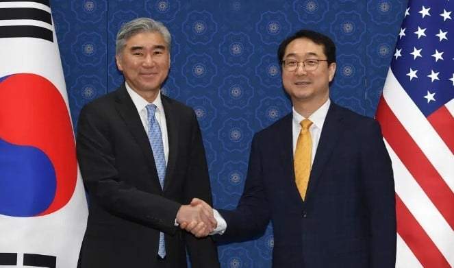 El represente especial de Estados Unidos para Corea del Norte, Sung Kim (izq), con el representante especial de Corea del Sur para asuntos de paz y seguridad en la Península de Corea, Kim Gunn