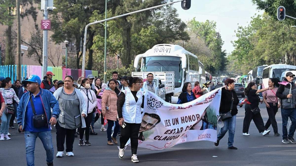 Simpatizantes de la 4T llegaron en autobuses a las inmediaciones del Zócalo