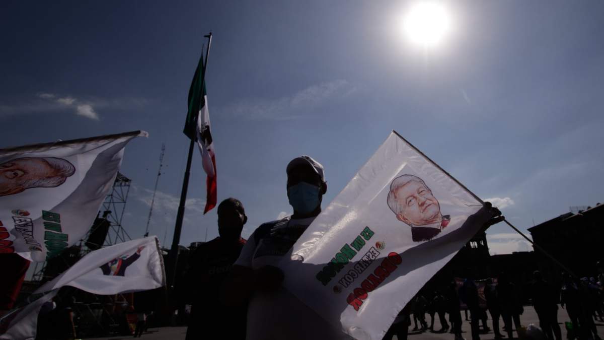 Seguidores de López Obrador llenan la plancha del Zócalo capitalino