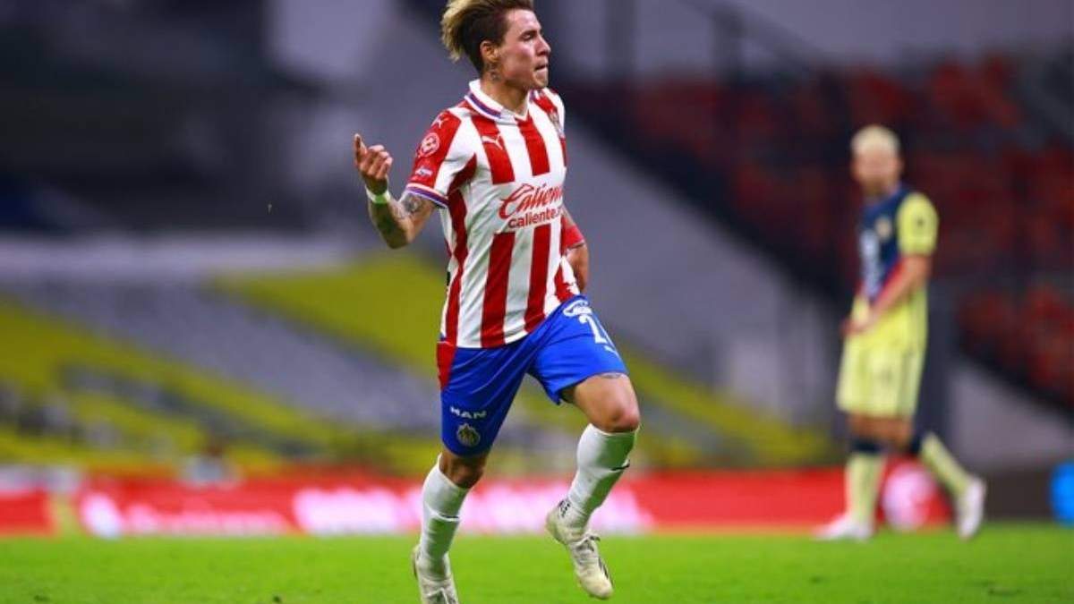Cristian Calderón “El Chicote” le dio los dos tanos a las Chivas. Foto: @Chivas