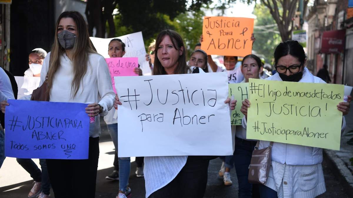 Un grupo de mujeres integrantes del colectivo “Tribu de Mamá” se manifestó a las afueras del Colegio Williams