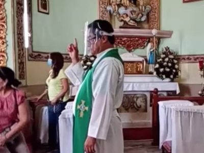 Asesinan a un hombre afuera de una iglesia; el tiroteo interrumpe la misa (Video)