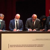 Gobierno y oposición de Venezuela firman un acuerdo de entendimiento para los diálogos