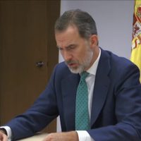 Abrió el diario y volaron las tazas: el rey Felipe reza por culpa de Juan Carlos