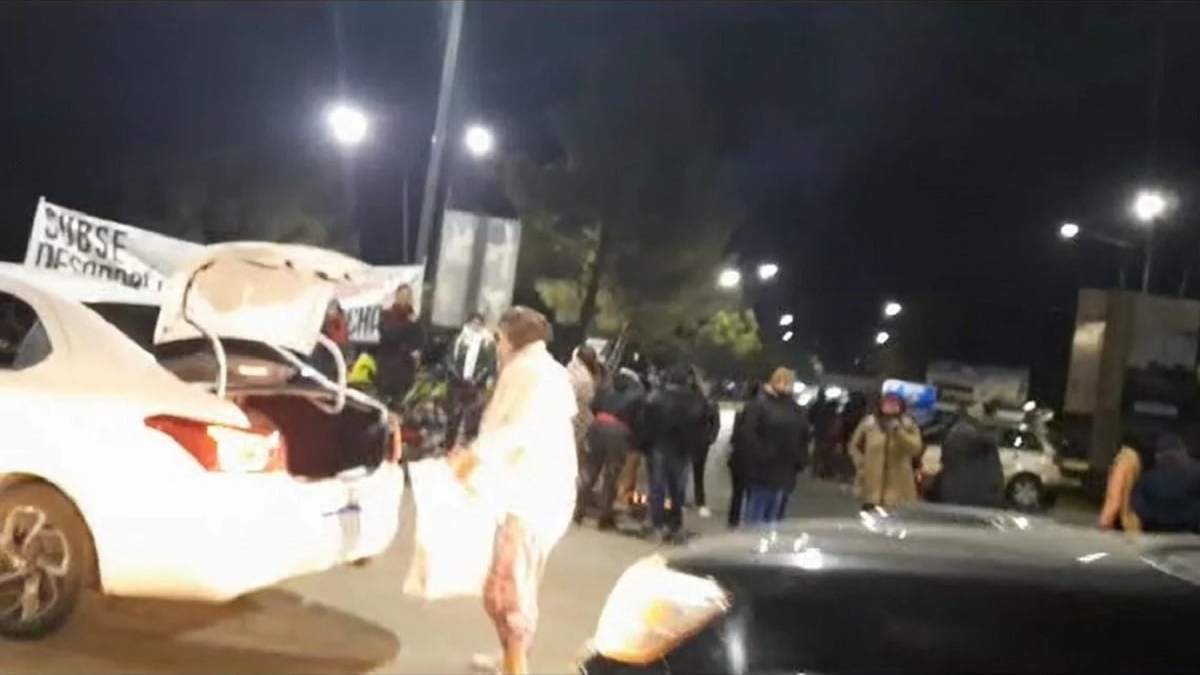 El reclamo complicó el ingreso al aeropuerto por varias horas. Fuente: (Mejor Informado)