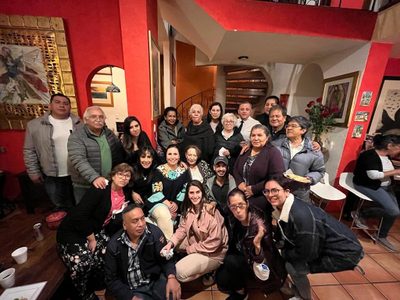 Rosario Robles festeja junto a familiares y amigos, luego de salir del penal de Santa Martha