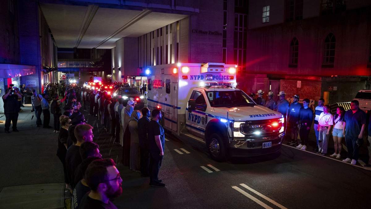 La ambulancia que lleva el cuerpo del policía Didarul Islam sale del Hospital tras el tiroteo