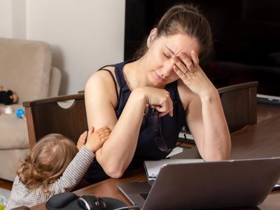Las mujeres en Chile trabajan 12 horas más que los hombres, según un informe