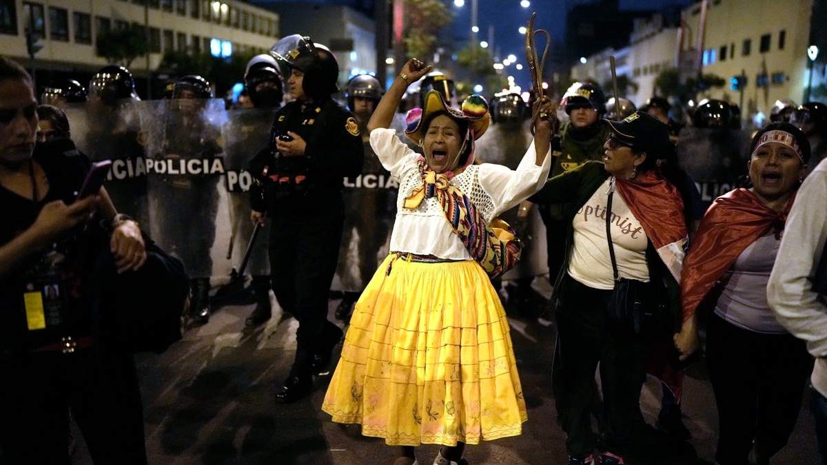 Una manifestante de oposición grita durante una marcha en el centro de Lima