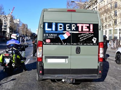 El “Convoy de la libertad” entró a París: el movimiento antivacunas de Canadá contagia al mundo