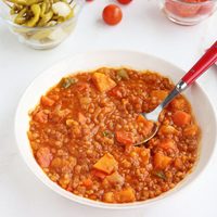 Esta receta de lentejas con zanahoria, papas y tomate es fácil, nutritiva y el mejor plato para combatir el frío