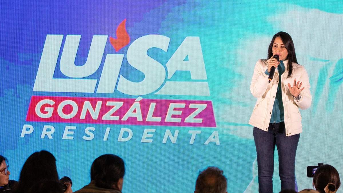 La candidata presidencial Luisa González, del movimiento Revolución Ciudadana, habla ante sus seguidores
