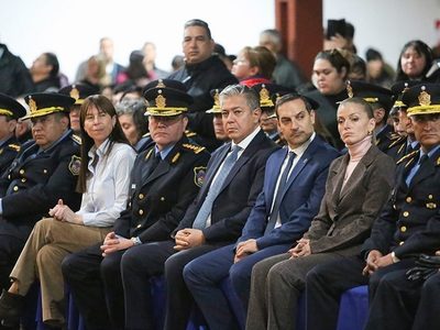 Rolando Figueroa prometió una mejora salarial para la Policía y anunció inversiones