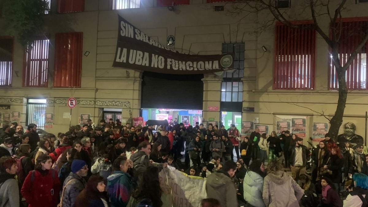 La facultad de Filosofía y Letras de la UBA se fue plagando de estudiantes después de conocerse el fallo.