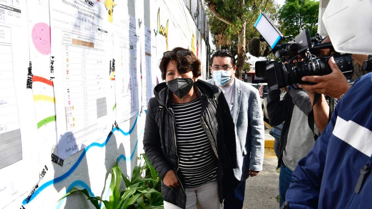La titular de la SEP, Delfina Gómez, afuera de un jardín de niños en  la CDMX