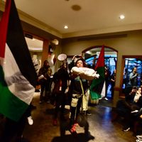 Manifestantes pro Palestina protestan dentro de una tienda Zara y un Starbucks en CDMX (Video)