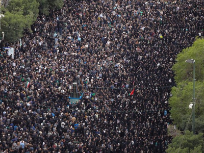 Decenas de miles de personas participan en los actos fúnebres antes del entierro de Raisi en Mashhad