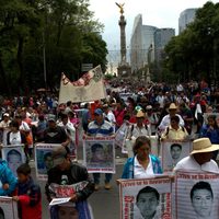 'Seguiremos caminando hasta encontrar a los 43”, clamor en el Zócalo