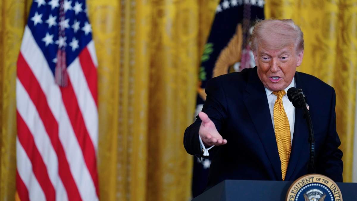 El presidente Donald Trump pronuncia un discurso en un acto con motivo del Día de la Madre para miembros de las fuerzas armadas, el miércoles 6 de mayo de 2026, en el Salón Este de la Casa Blanca, en Washington