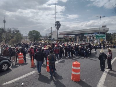 Pobladores de Coyomeapan toman caseta de acceso a Tehuacán, Puebla