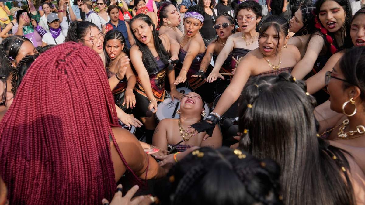 Mujeres realizan una ceremonia de buena suerte antes de una marcha conmemorativa del Día Internacional de la Mujer, en Lima, Perú, el sábado 7 de marzo de 2026