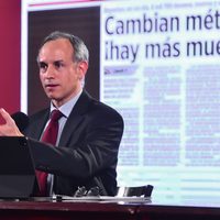 López-Gatell exhibe a periódicos 'confundidos” con las cifras