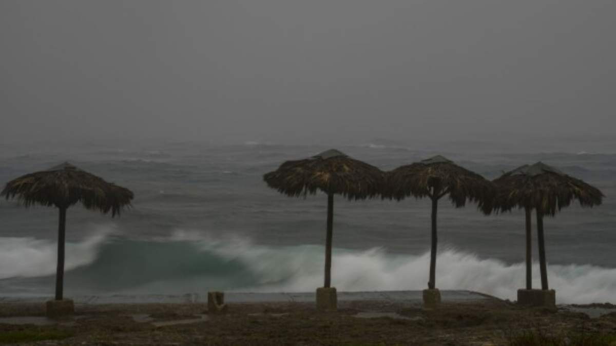 Las olas rompen en la playa durante el paso del huracán Rafael en La Habana, Cuba