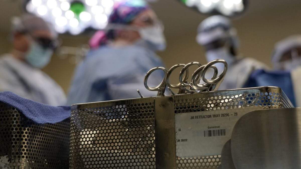 Instrumentos sobre una mesa en un quirófano en Jackson, Tennessee