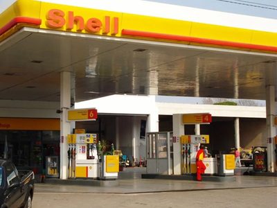Manzano y Vila ofrecen U$S 1.400 millones por las estaciones Shell