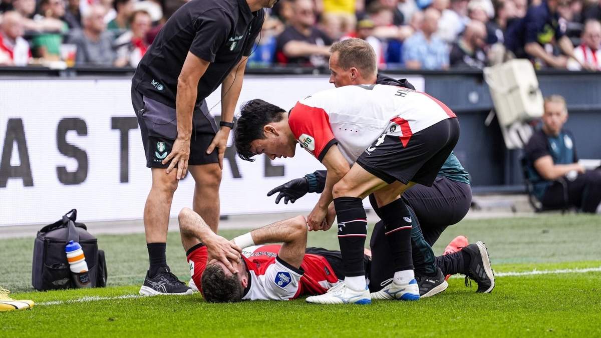 Santiago Giménez sale en camilla tras lesión con el Feyenoord