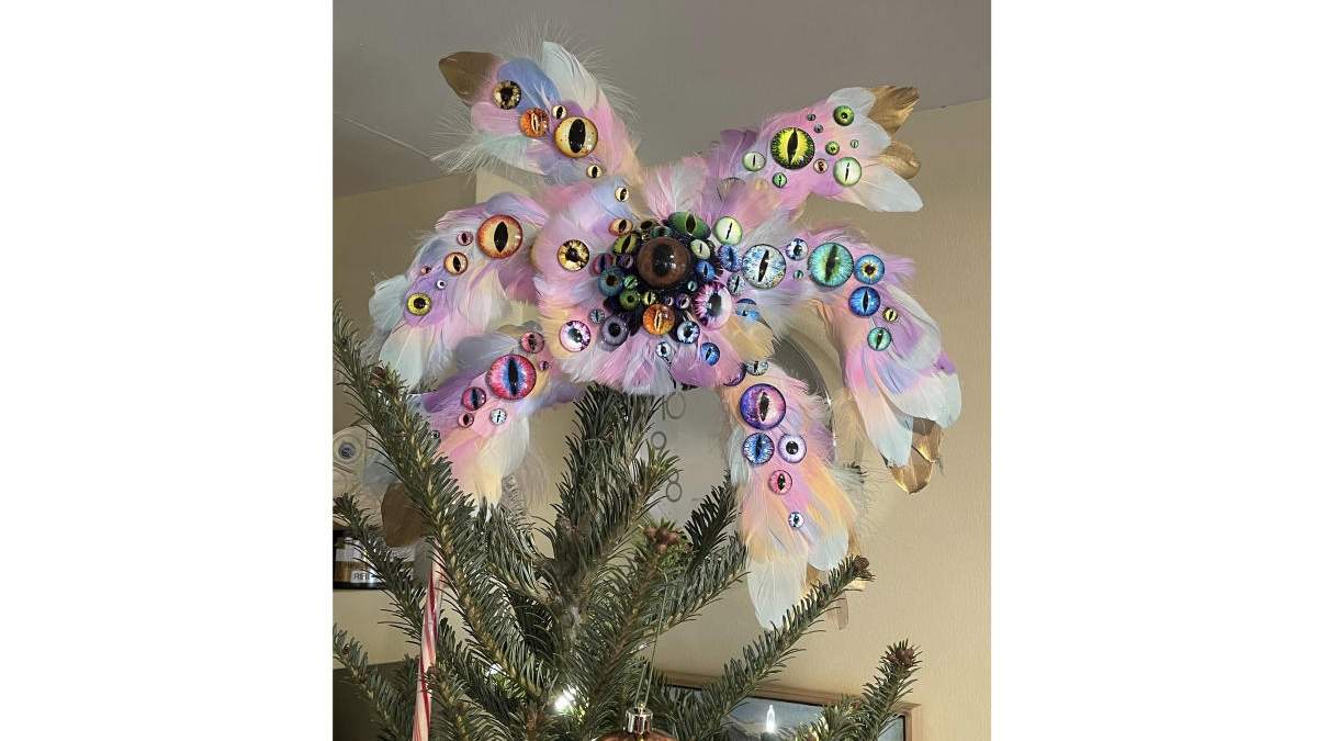 Esta foto del 12 de diciembre de 2021 muestra el adorno del árbol de Navidad de ángel, bíblicamente preciso, creado por la reverenda Kira Austin-Young y su esposo, el titiritero Michael Schupbach, en lo alto del árbol en su antigua casa en Nashville, Tennessee