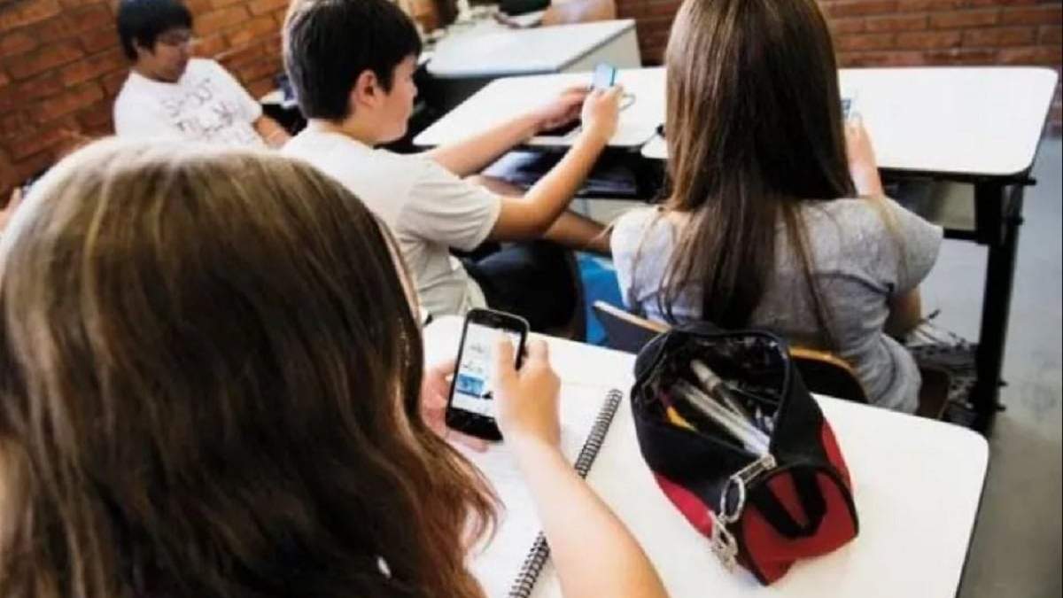 Los directivos, podrán autorizar el uso de celulares para fines pedagógicos, con el consentimiento de los padres. Fuente: (Noticias Nqn)
