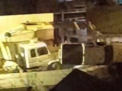 Quiso sacar marcha atrás su camioneta, pero había hielo y terminó incrustado en una casa