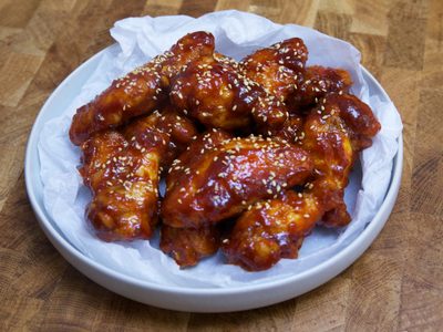 Al estilo coreano: la receta de alitas de pollo que sorprenderá a los comensales